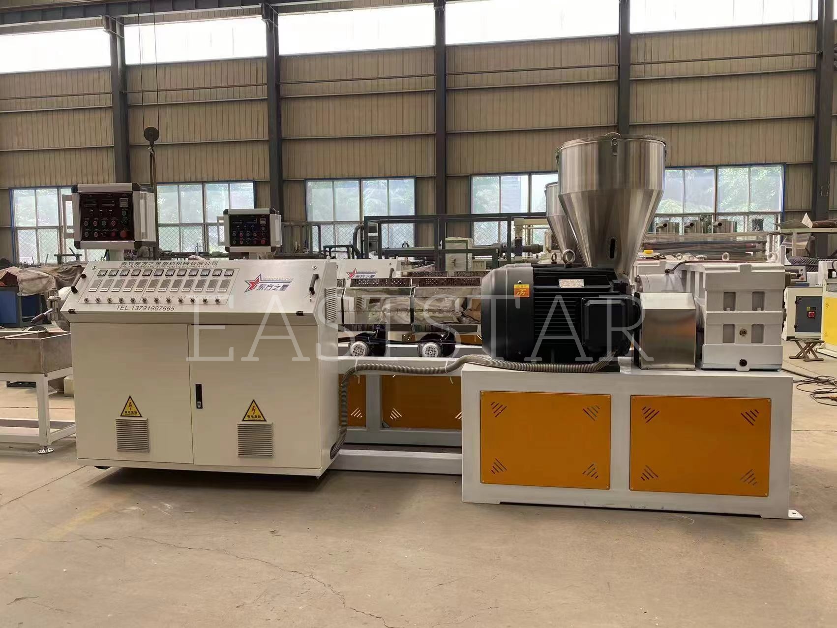 当社の技術チームは、アラブの顧客向けにTSSK65平行二軸造粒機の精密組み立てを行っています。