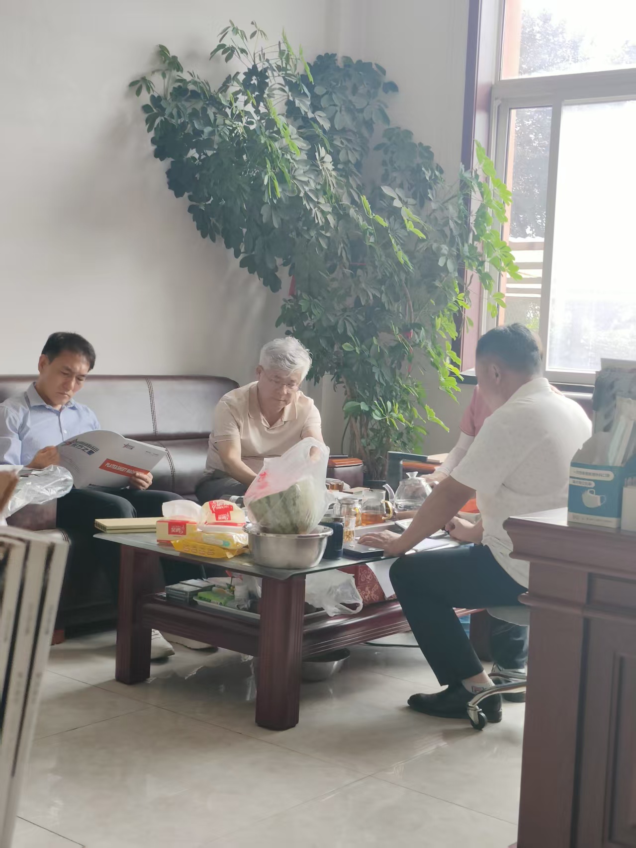 海外市場での存在感を高める中、長期にわたる韓国の顧客が再び当社を訪問し、当社のPVC床材設備を検査しました。